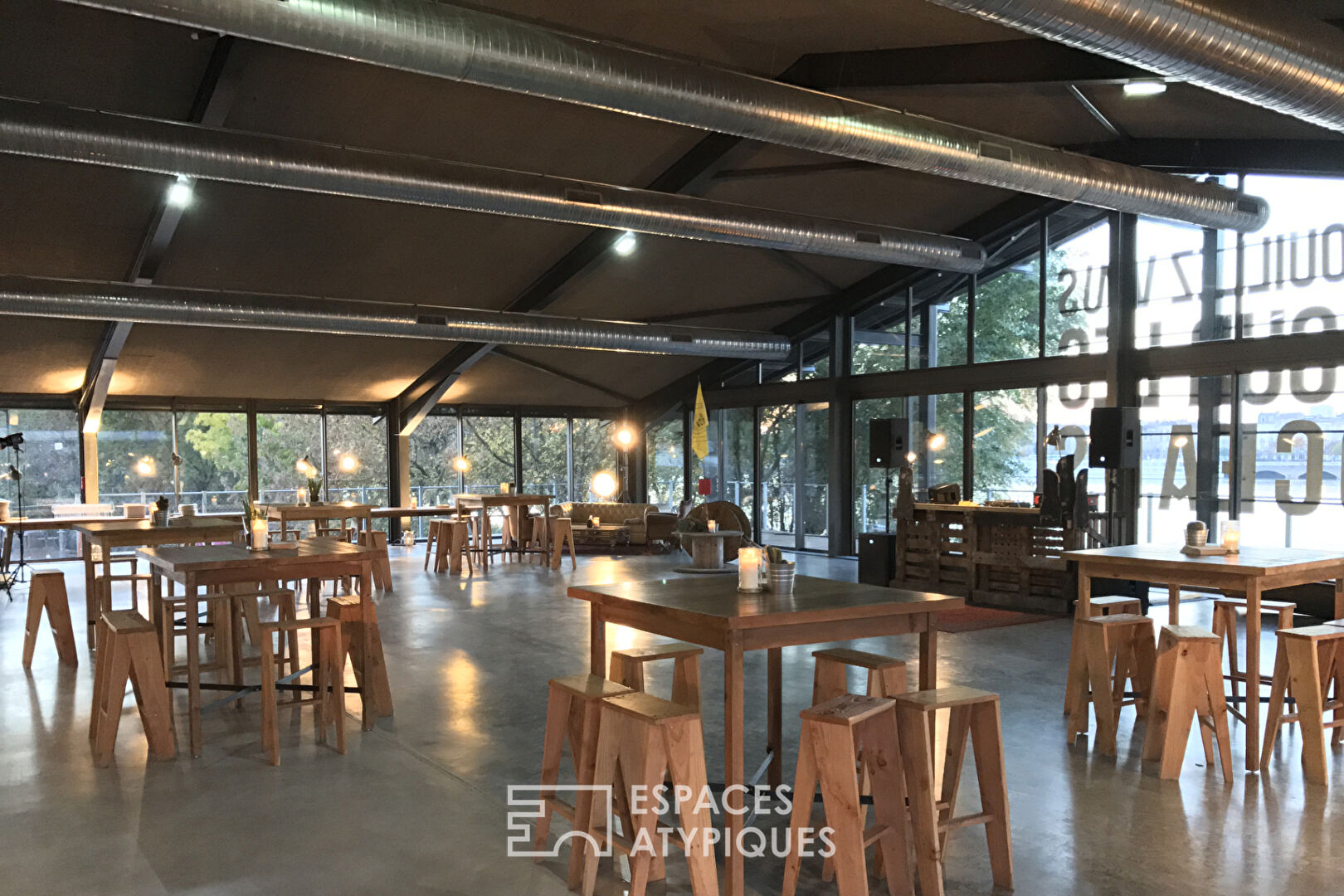 Salle de réception avec vue sur la Garonne