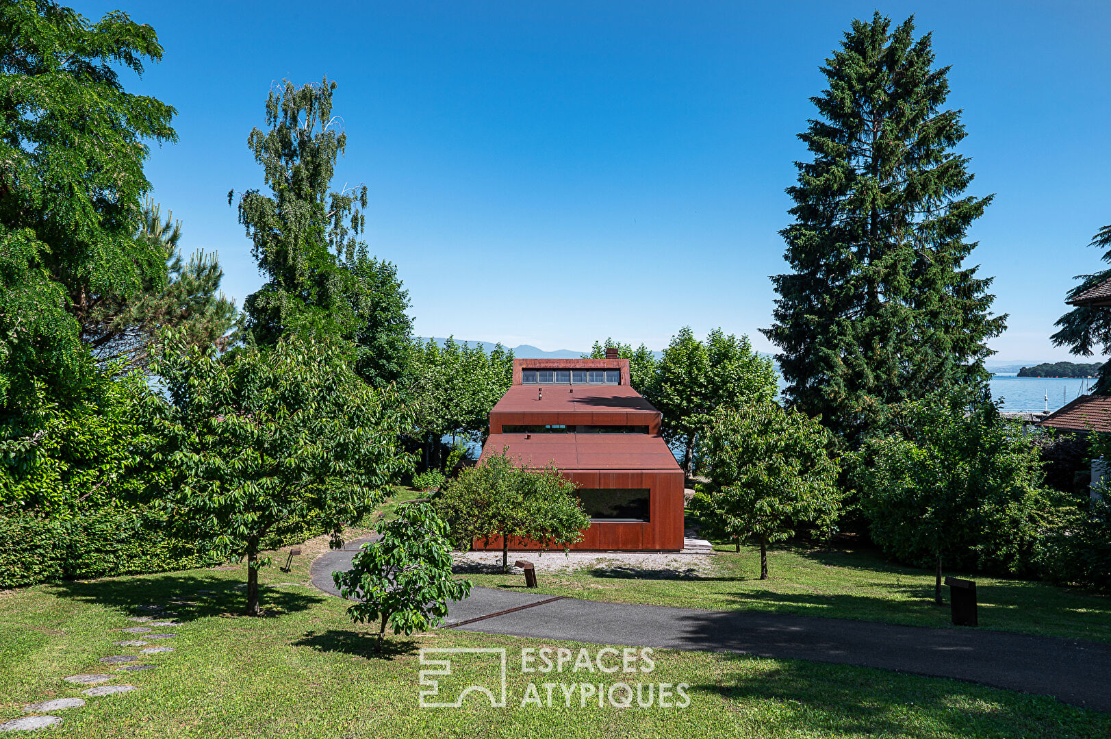 Maison d’architecte années 70 au bord du lac