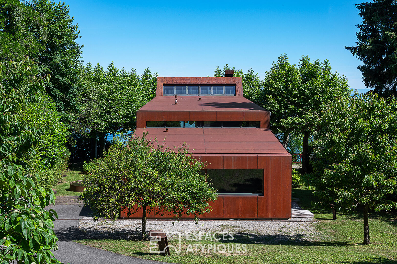 Maison d’architecte années 70 au bord du lac