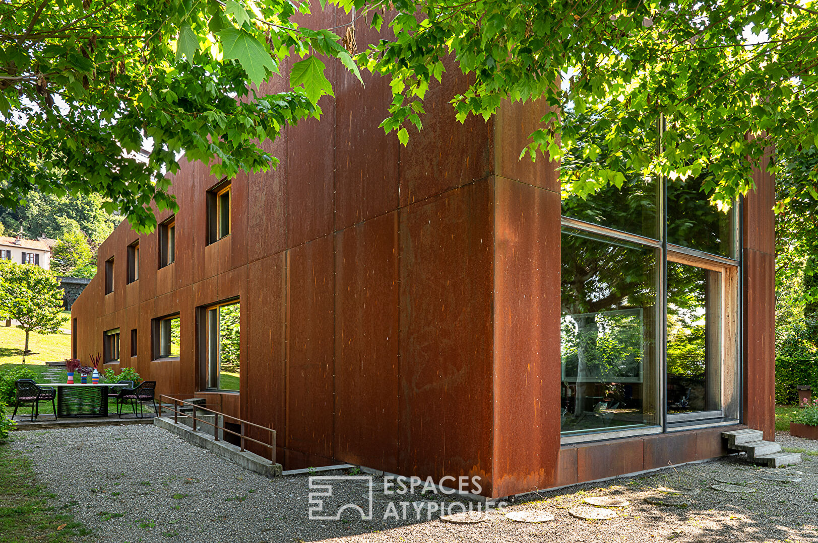 Maison d’architecte années 70 au bord du lac