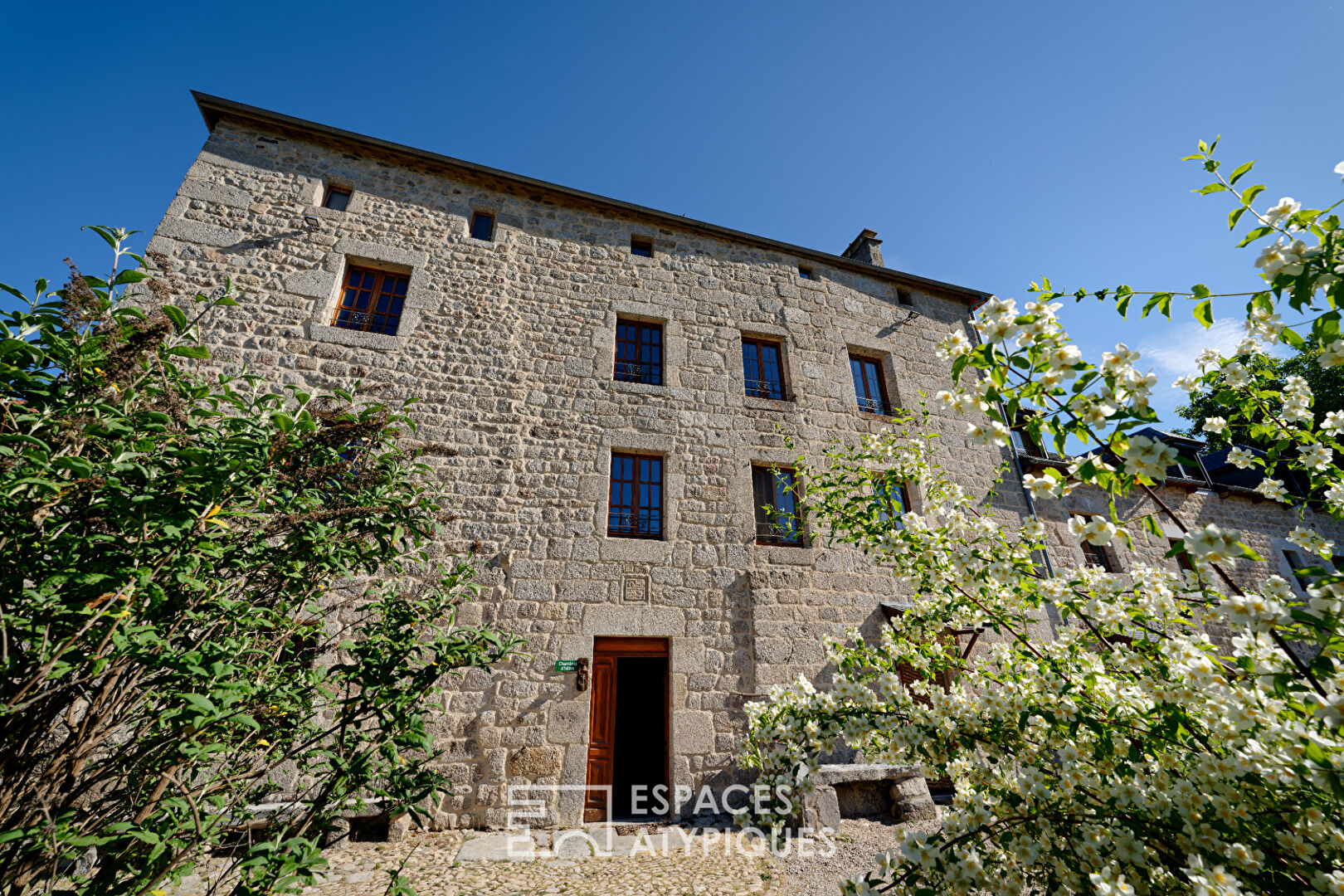 Château médiéval avec mobilier moyen âgeux