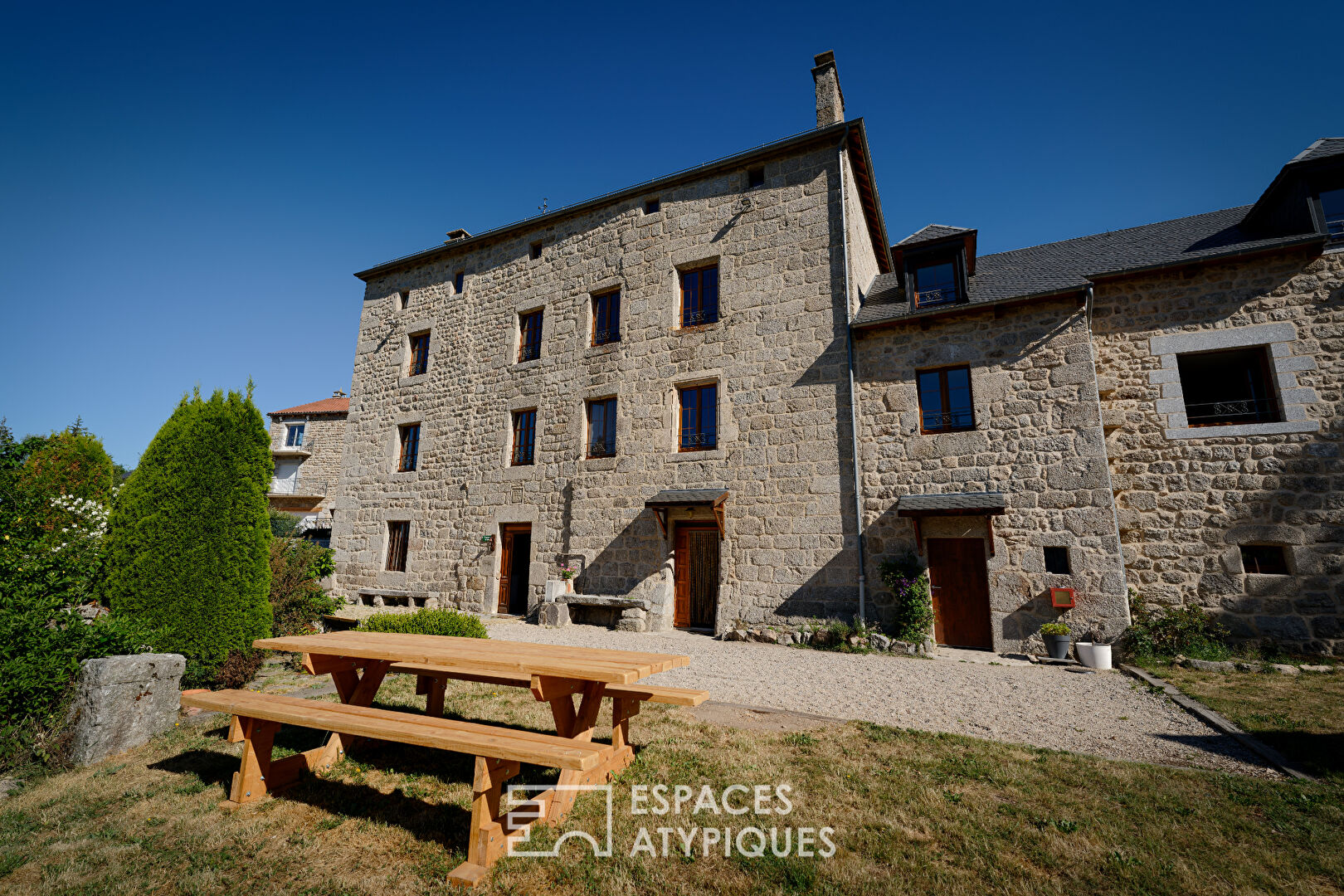 Château médiéval avec mobilier moyen âgeux