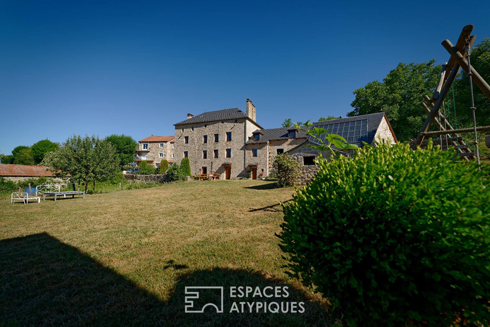 Château médiéval avec mobilier moyen âgeux