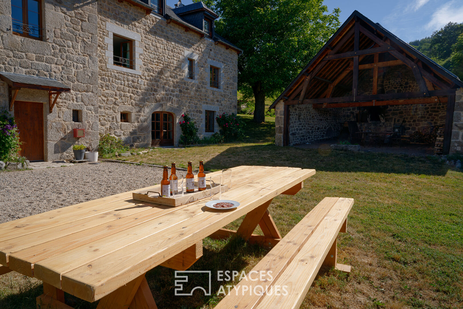 Château médiéval avec mobilier moyen âgeux