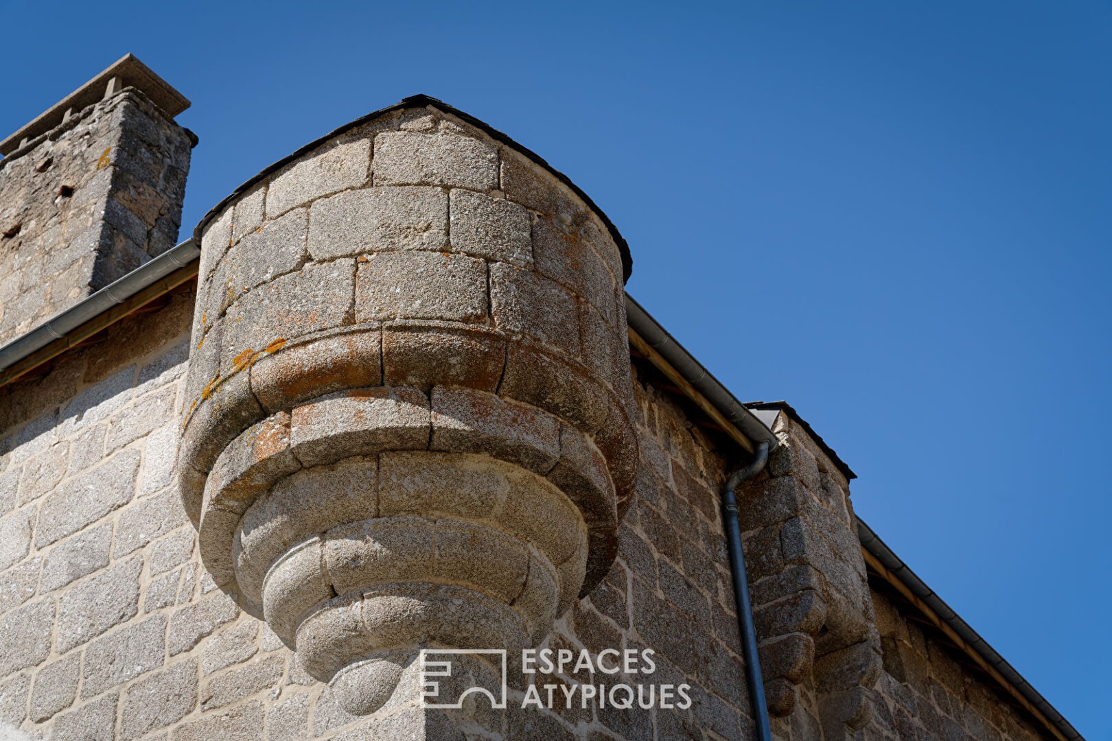 Château médiéval avec mobilier moyen âgeux