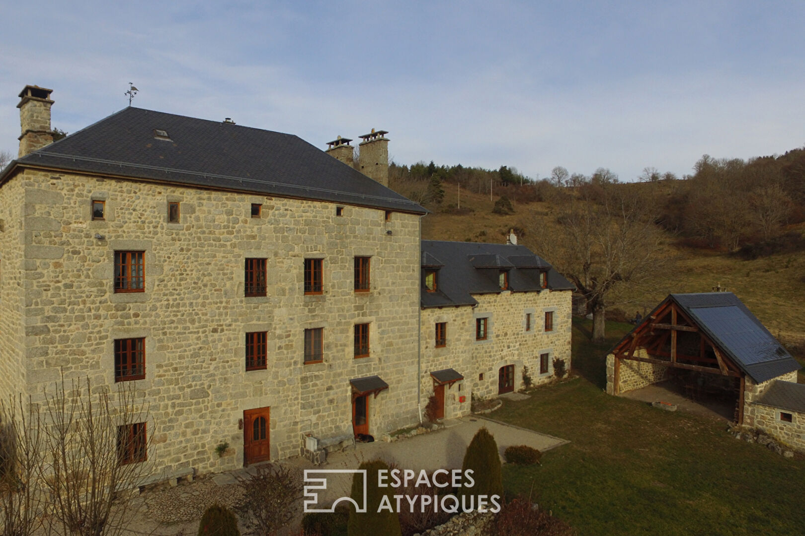 Château médiéval avec mobilier moyen âgeux