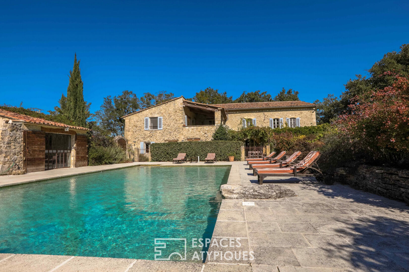 Grande bastide en pierre avec tennis et piscine