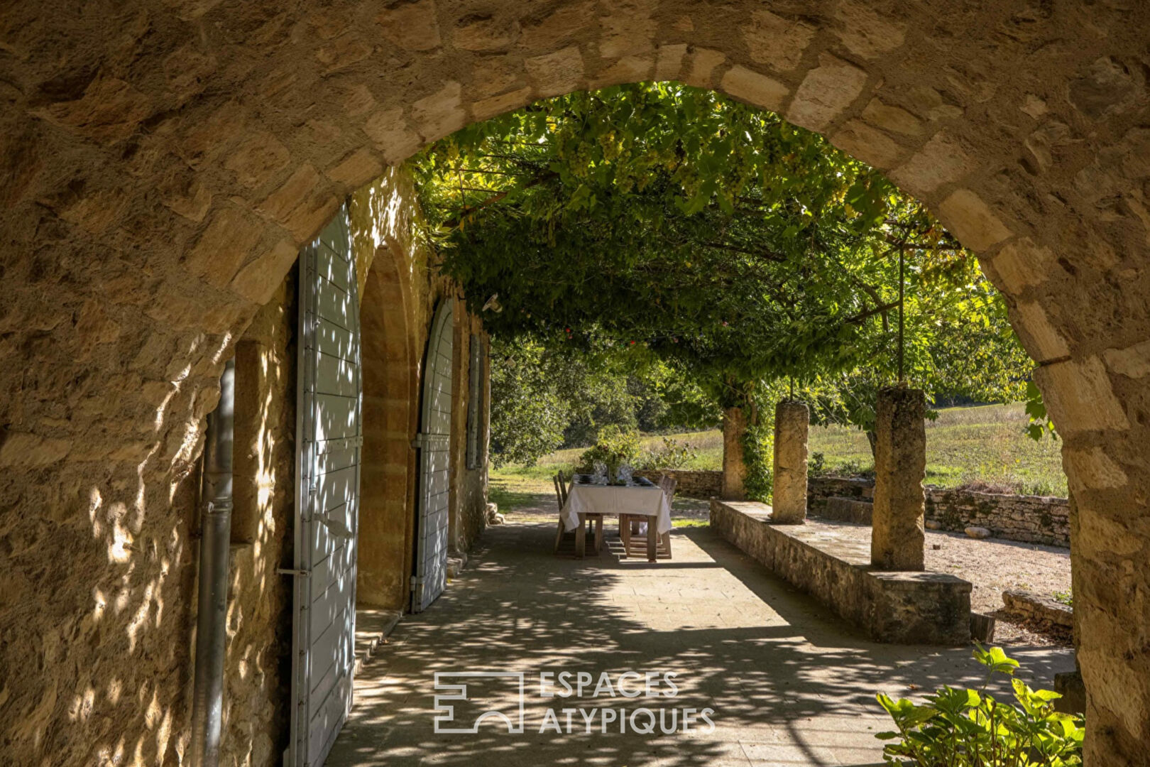 Grande bastide en pierre avec tennis et piscine