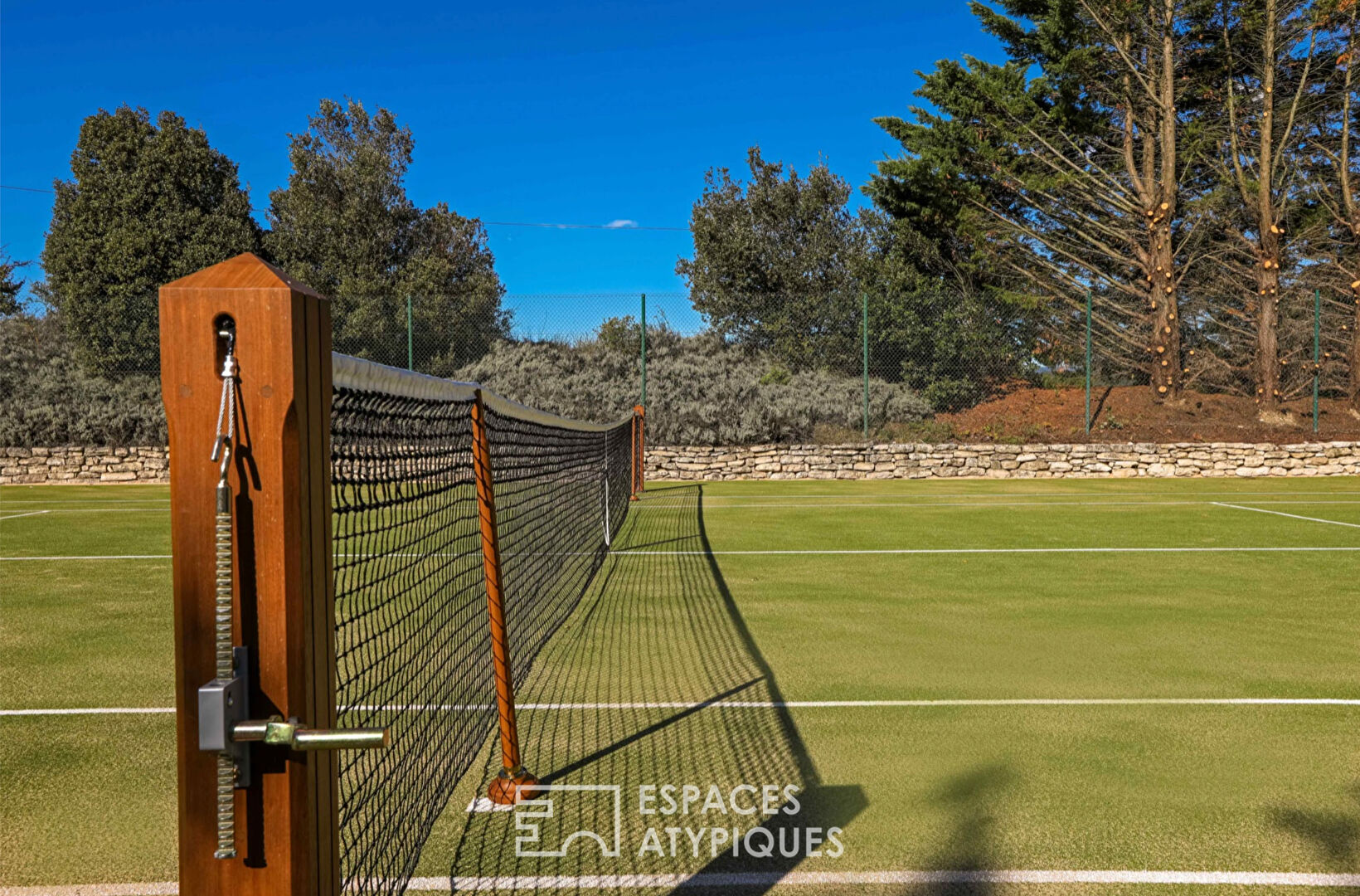 Grande bastide en pierre avec tennis et piscine