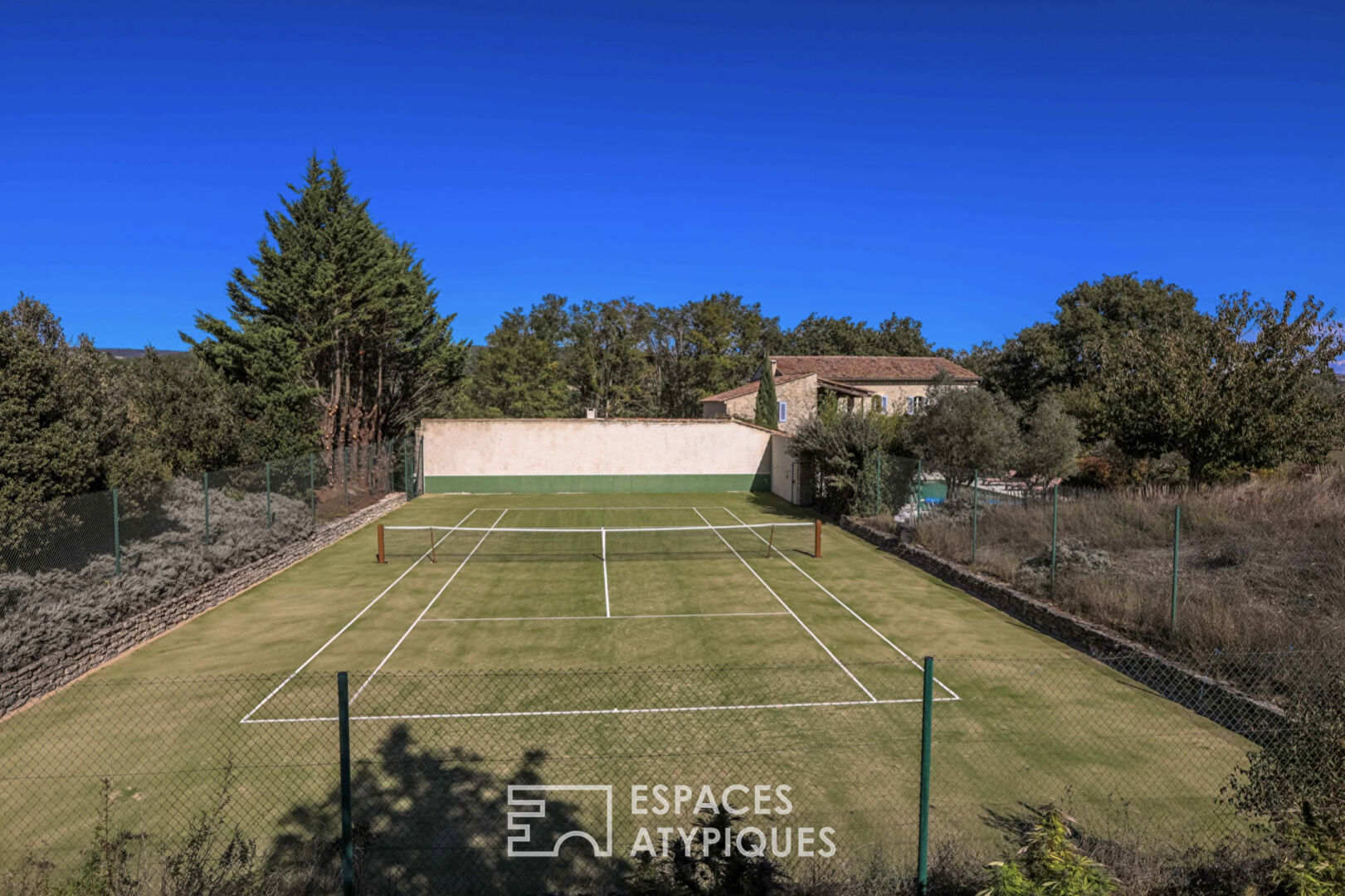 Grande bastide en pierre avec tennis et piscine