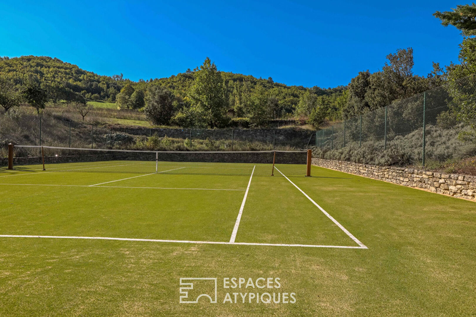 Grande bastide en pierre avec tennis et piscine