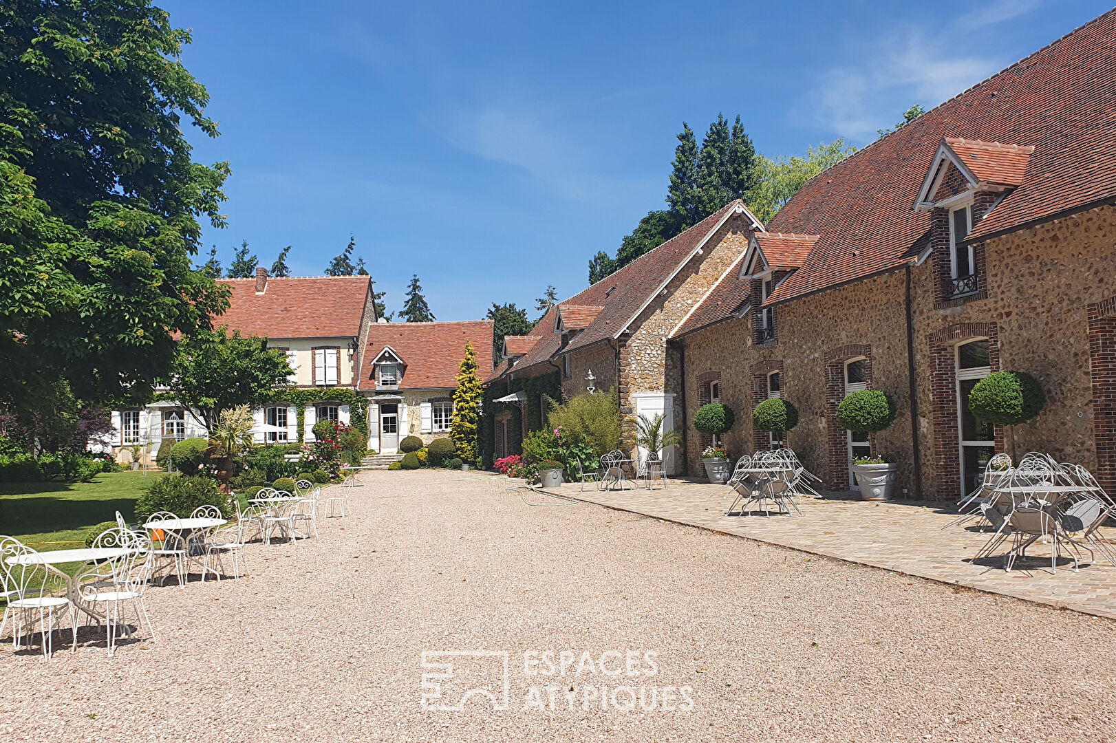 Ancienne ferme avec ses espaces verdoyants