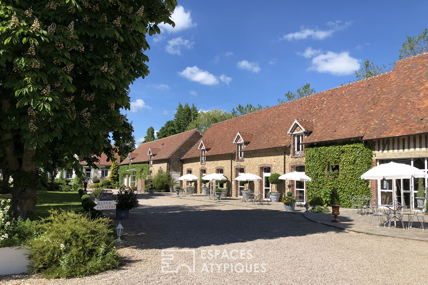 Ancienne ferme avec ses espaces verdoyants