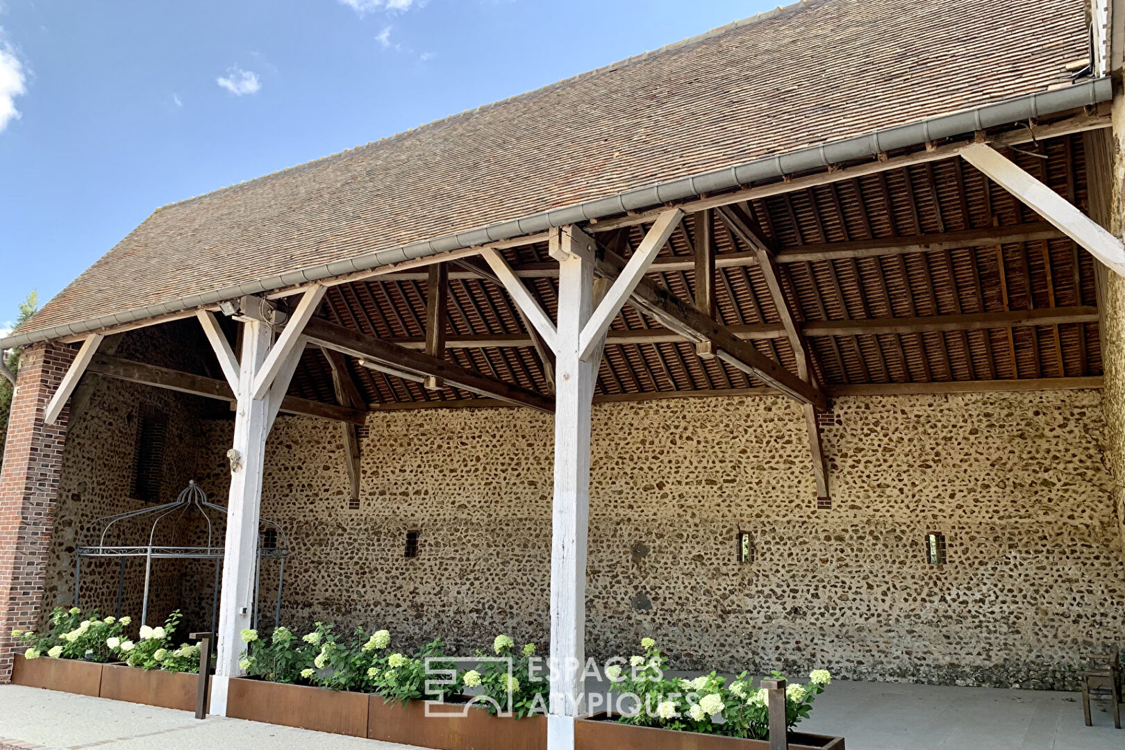 Ancienne ferme avec ses espaces verdoyants