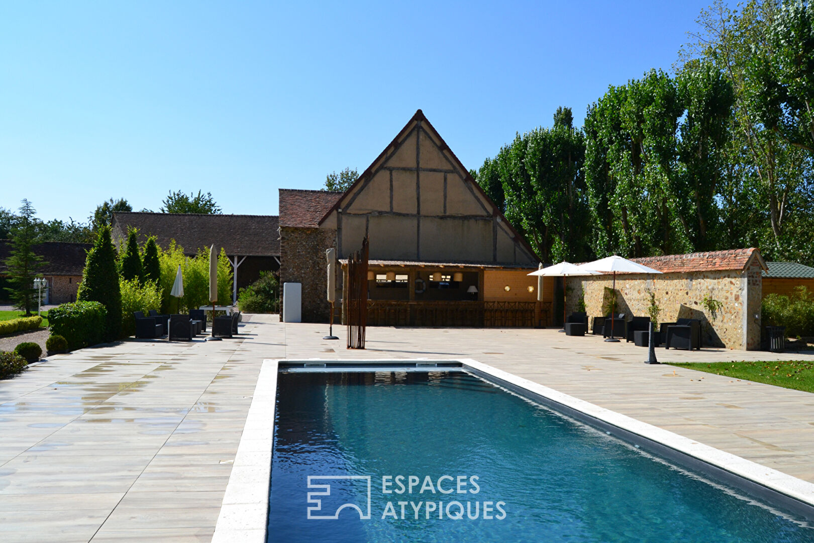 Ancienne ferme avec ses espaces verdoyants