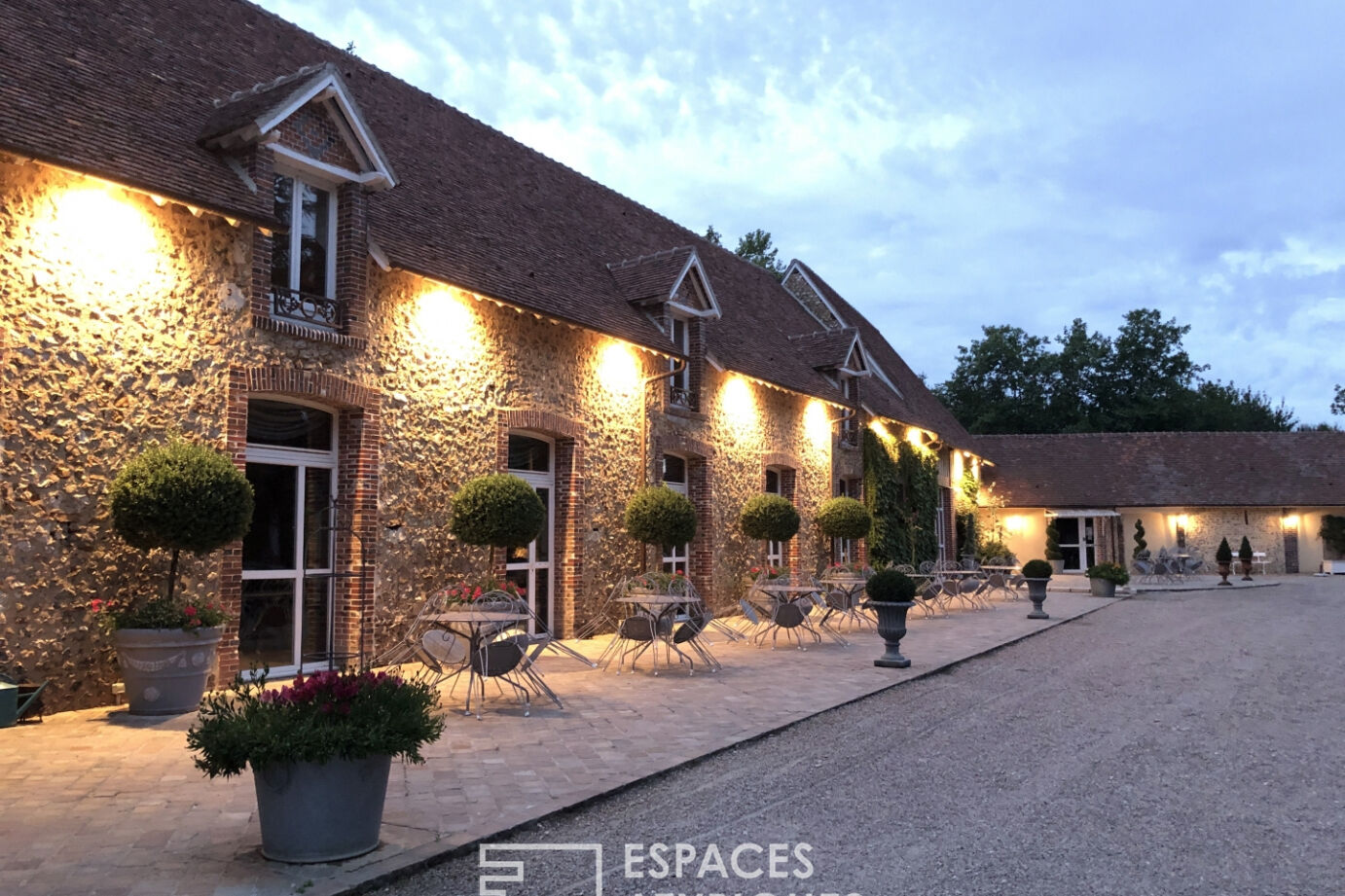 Ancienne ferme avec ses espaces verdoyants