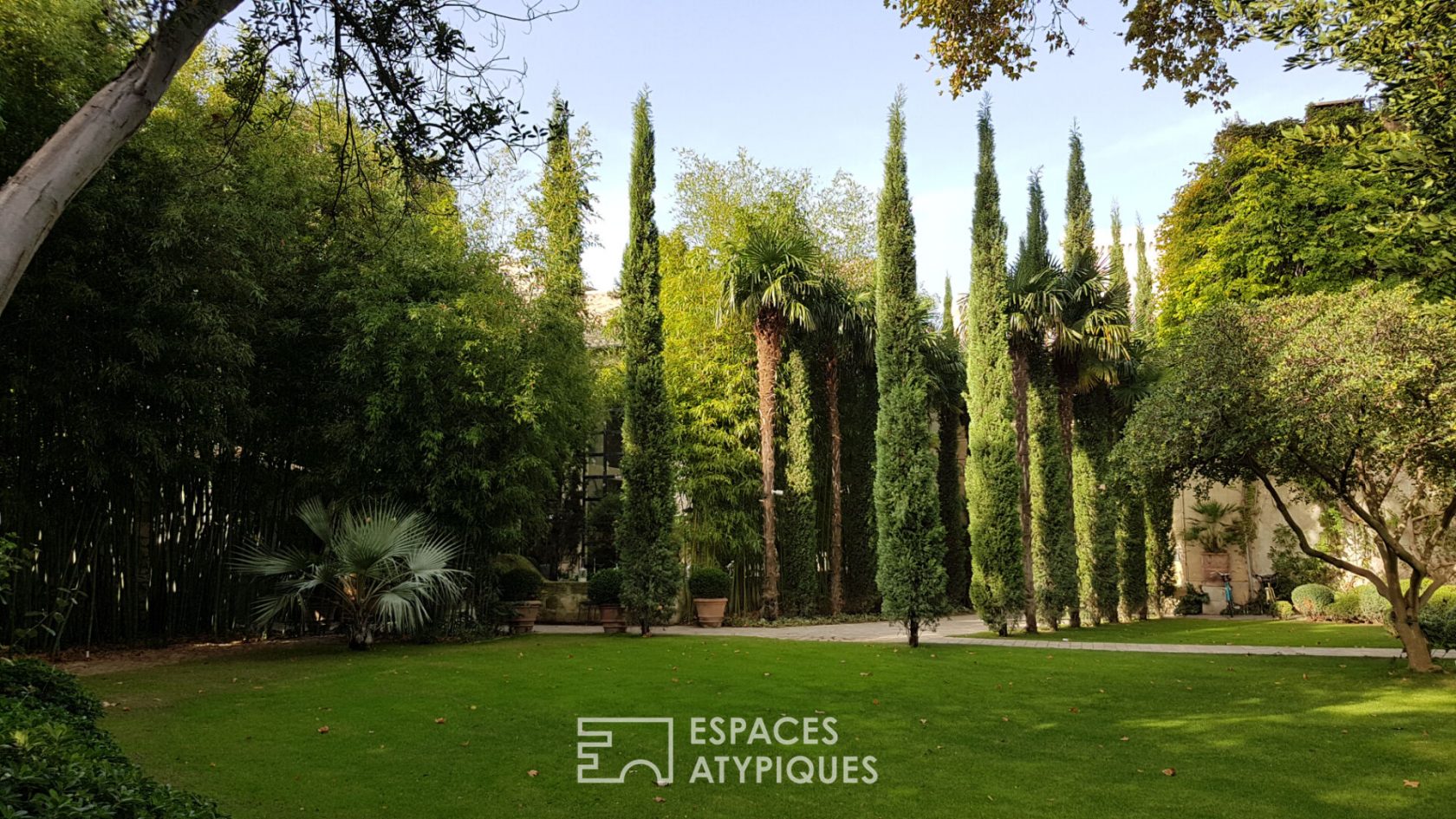 Private mansion with magnificent private garden