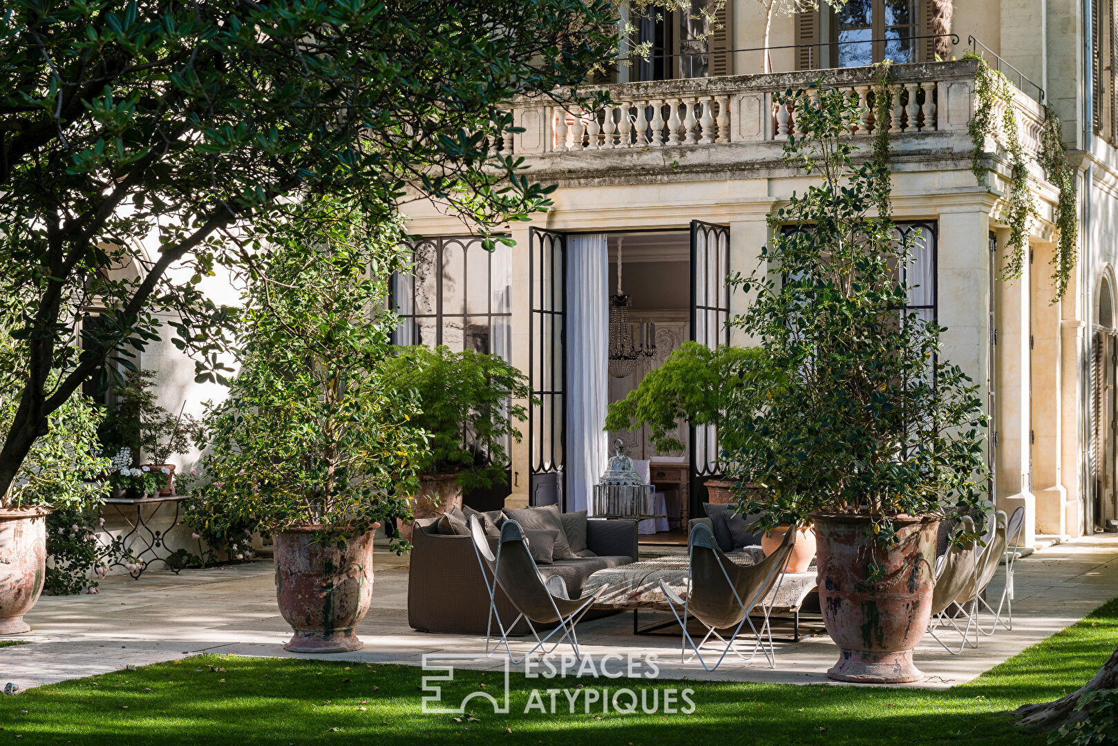 Private mansion with magnificent private garden