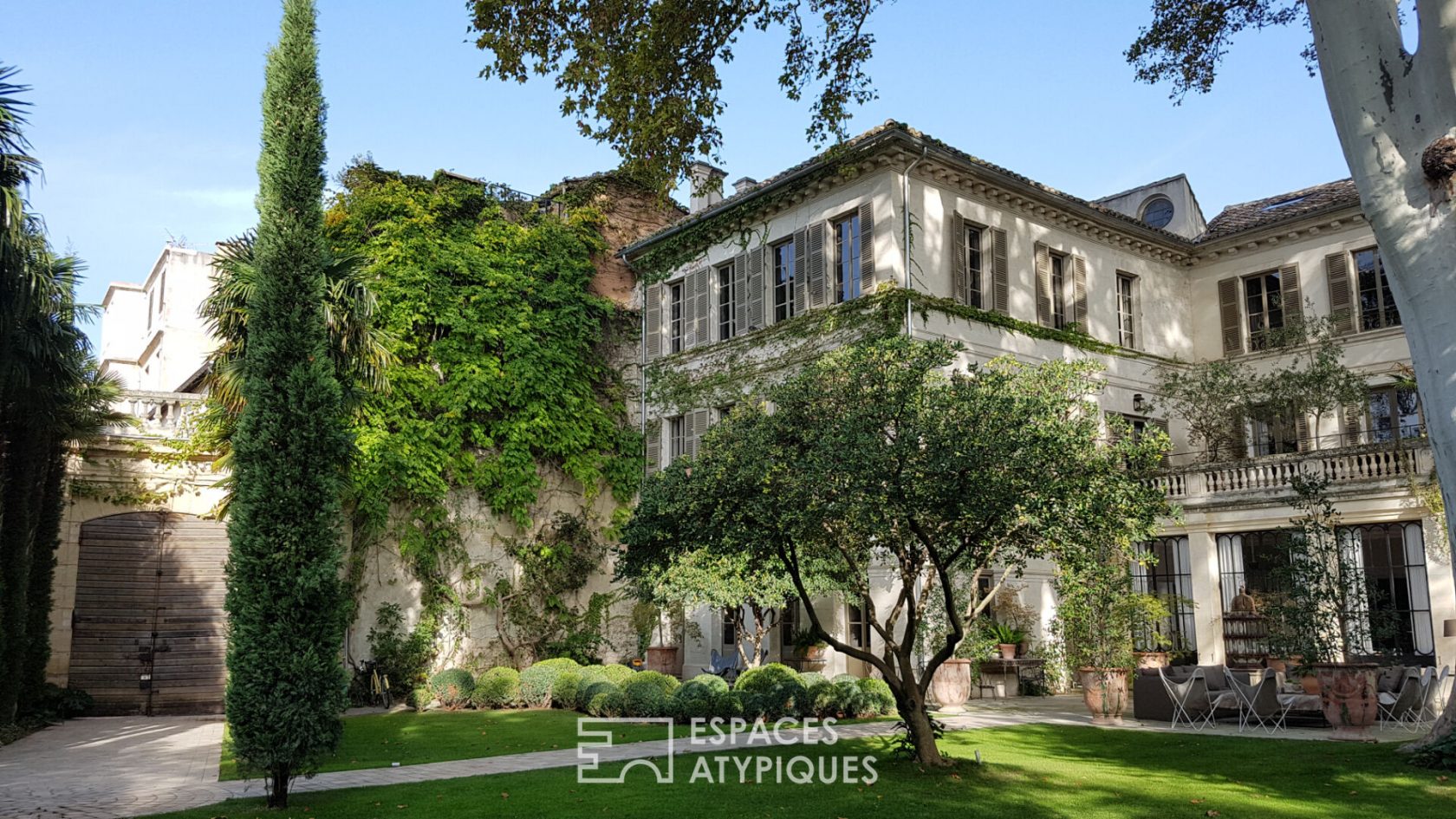 Private mansion with magnificent private garden