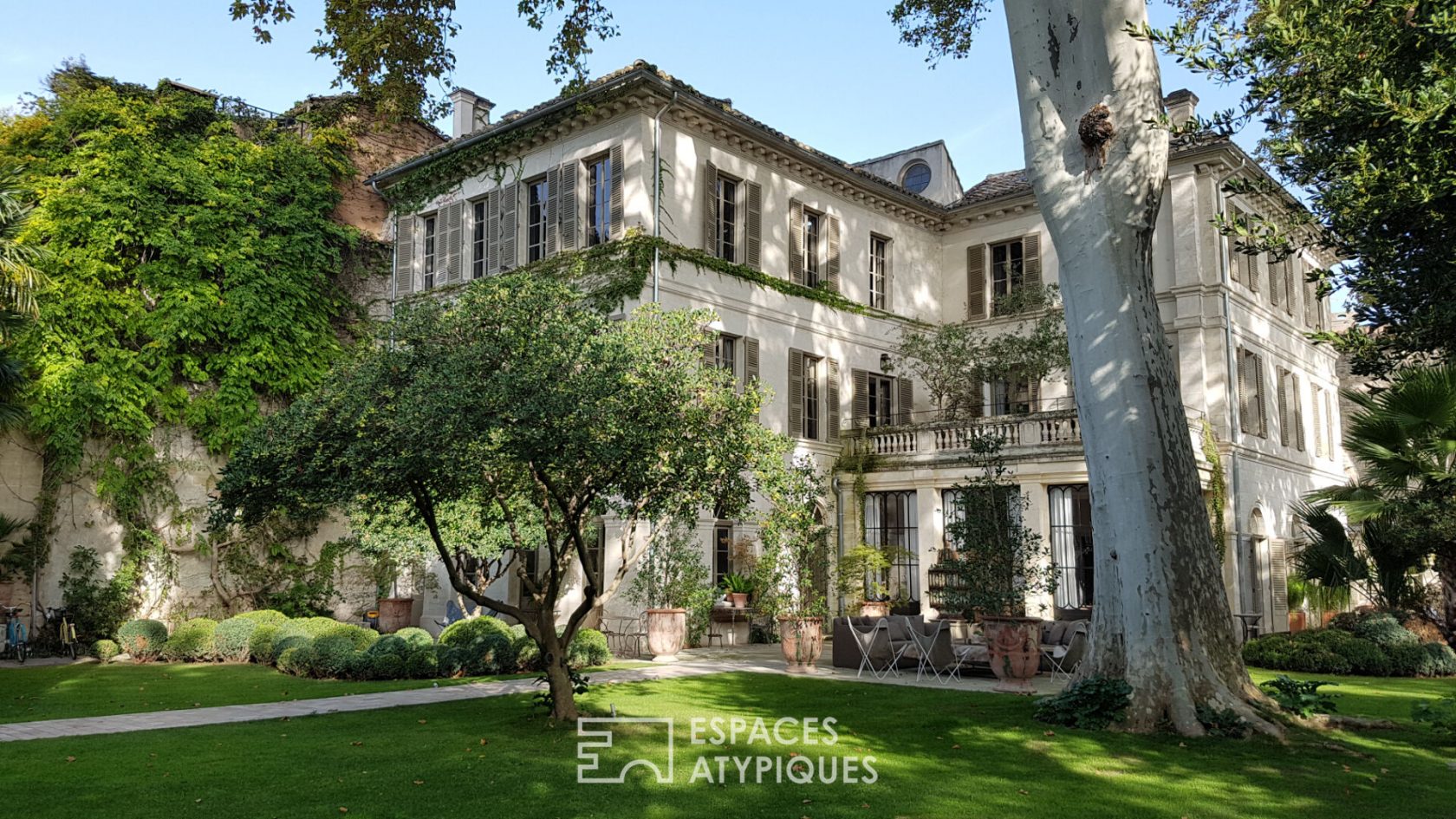 Private mansion with magnificent private garden