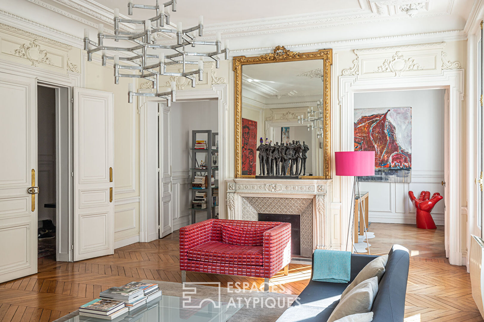 Refined Haussmann apartment with its moldings