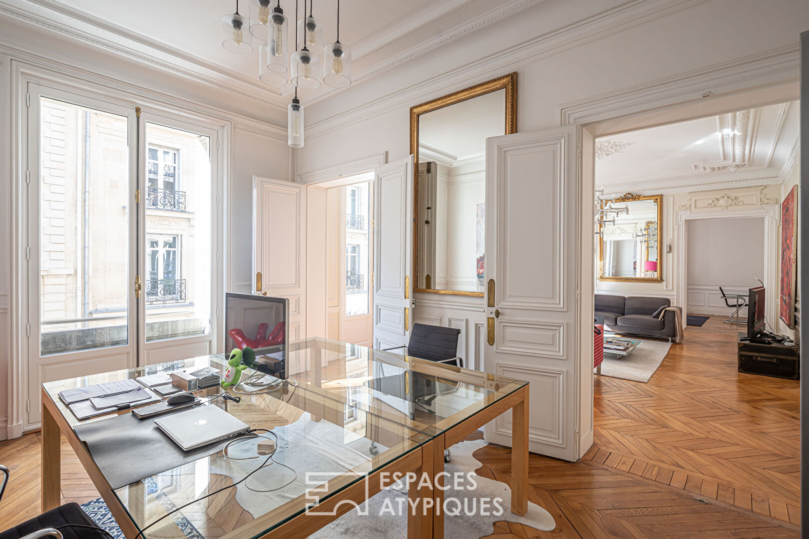 Appartement haussmannien épuré avec ses moulures