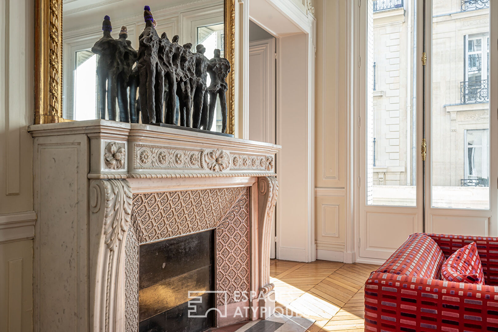 Appartement haussmannien épuré avec ses moulures