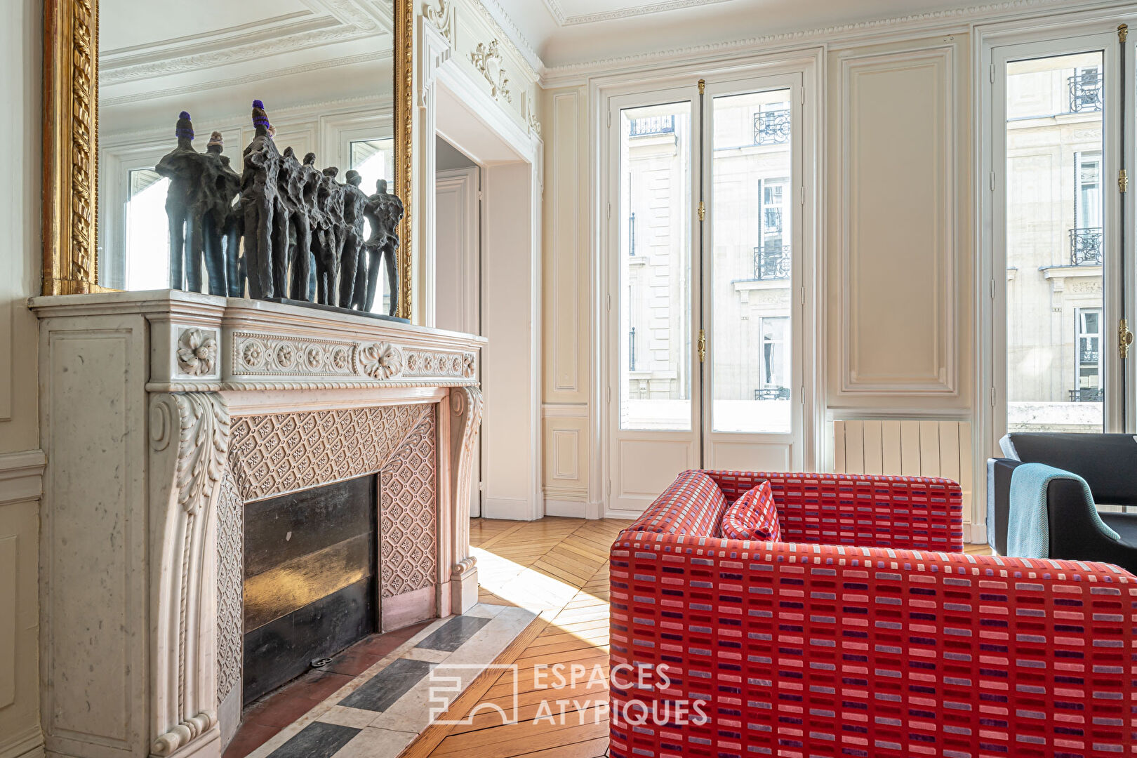 Appartement haussmannien épuré avec ses moulures