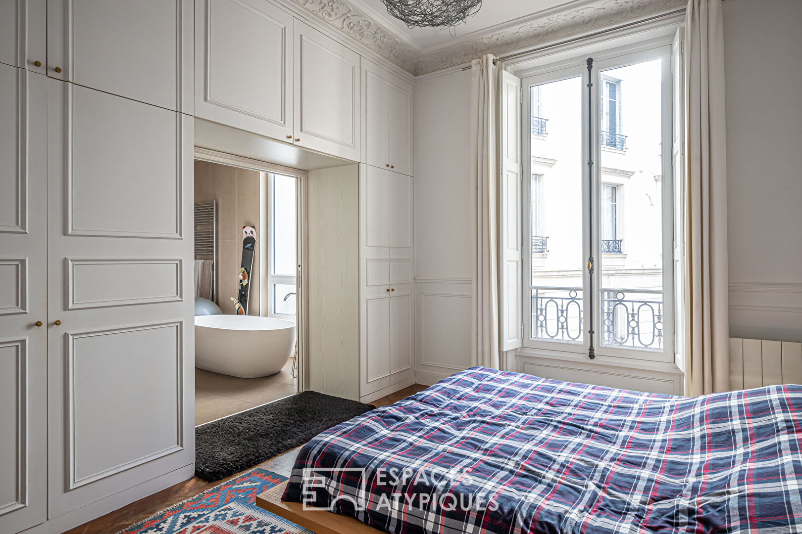 Appartement haussmannien épuré avec ses moulures