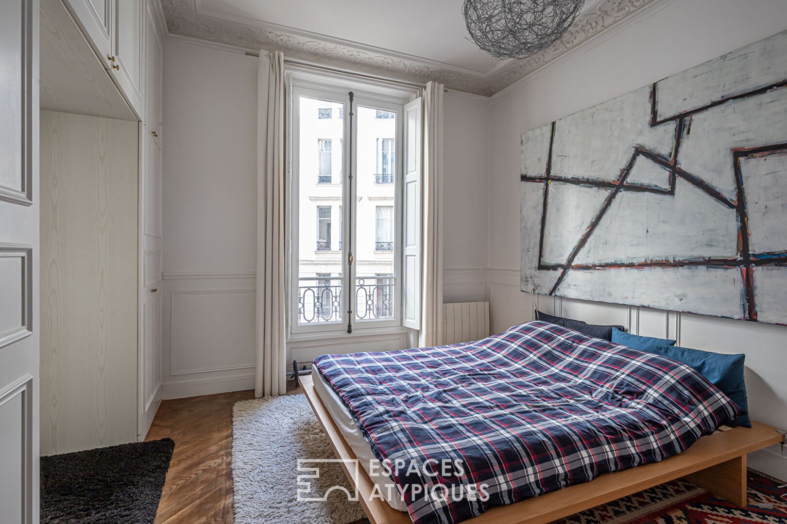 Appartement haussmannien épuré avec ses moulures