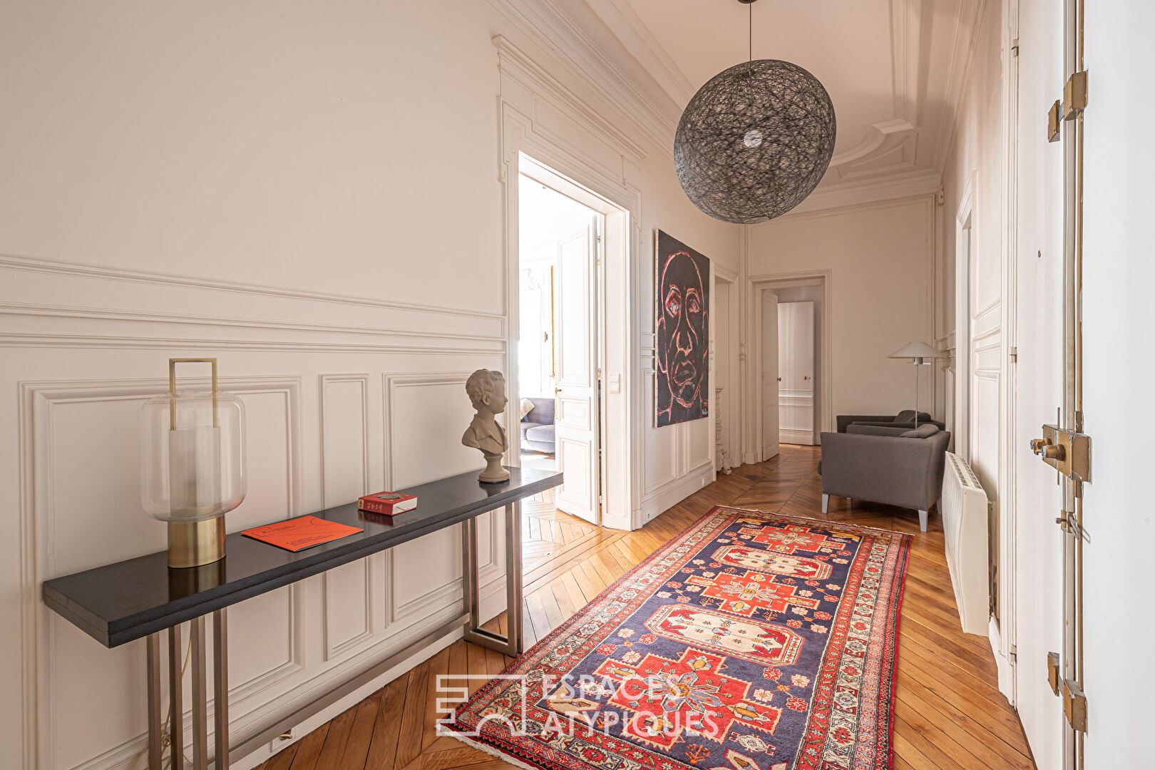 Appartement haussmannien épuré avec ses moulures