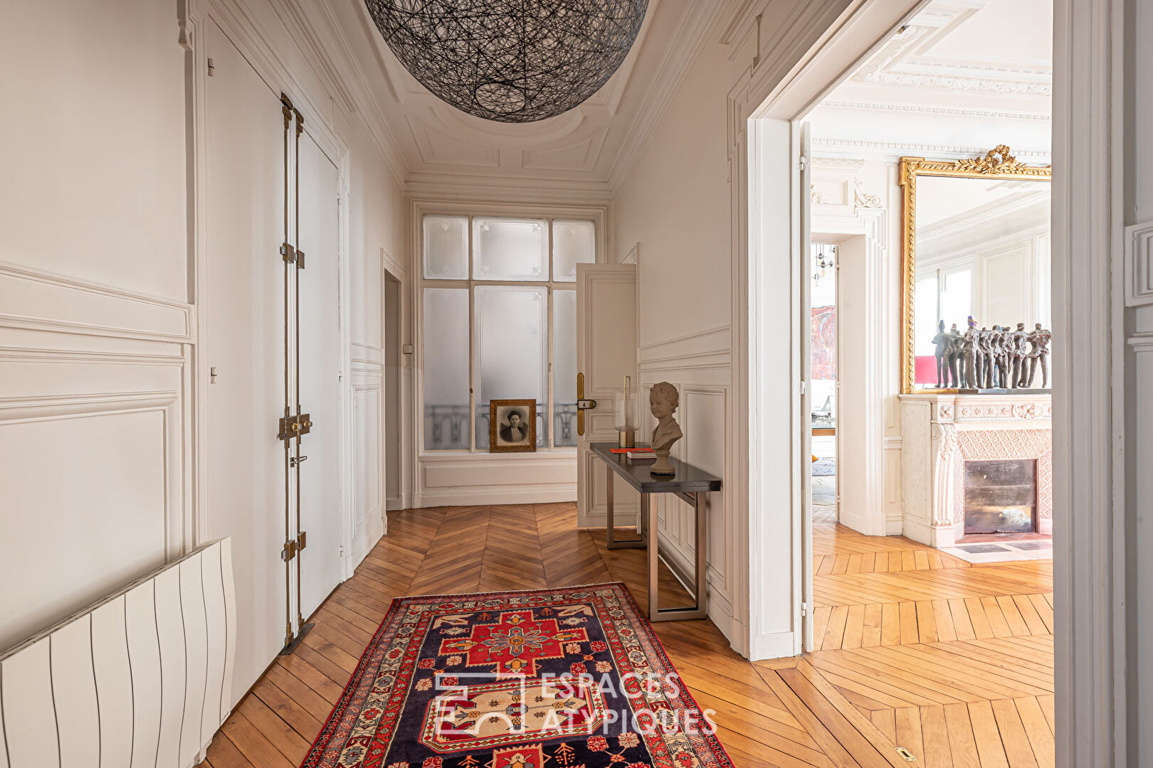 Appartement haussmannien épuré avec ses moulures