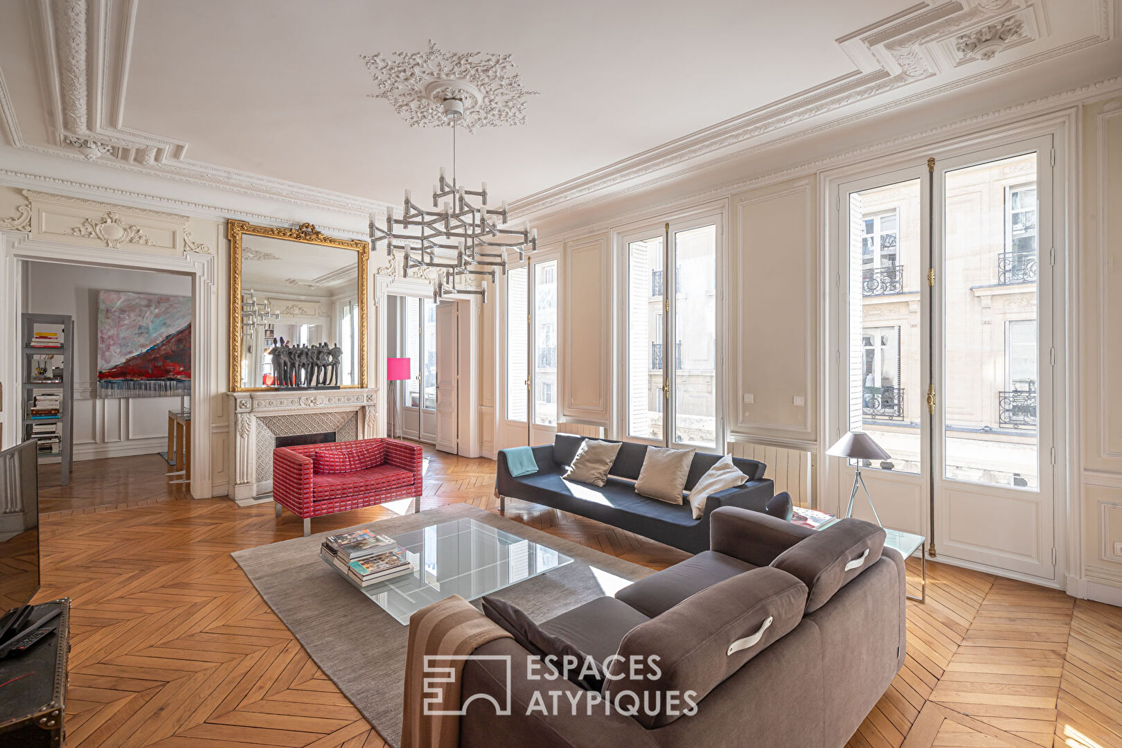 Appartement haussmannien épuré avec ses moulures