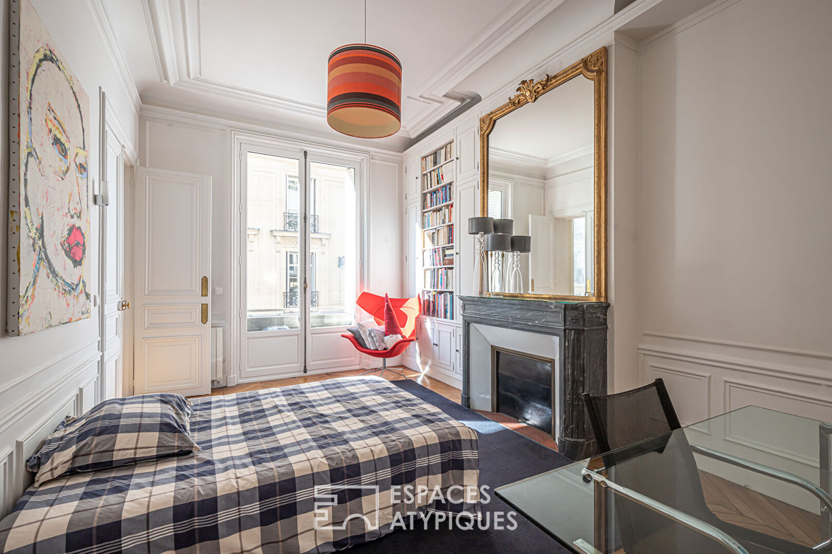 Appartement haussmannien épuré avec ses moulures