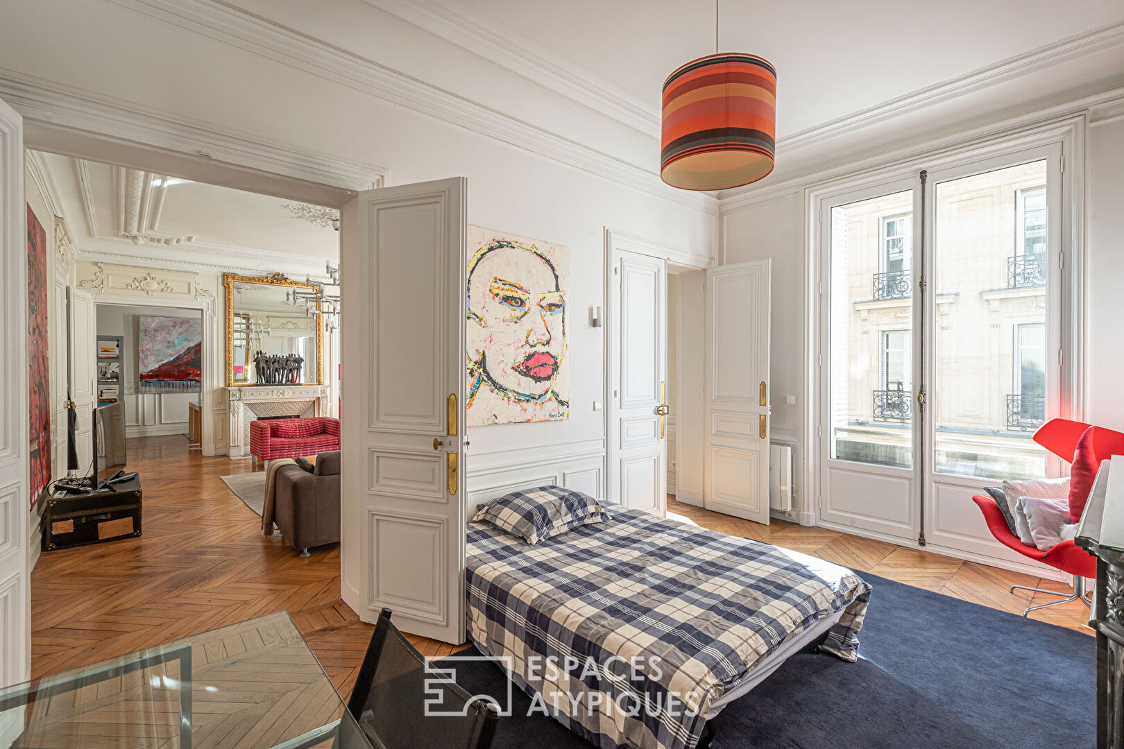 Appartement haussmannien épuré avec ses moulures