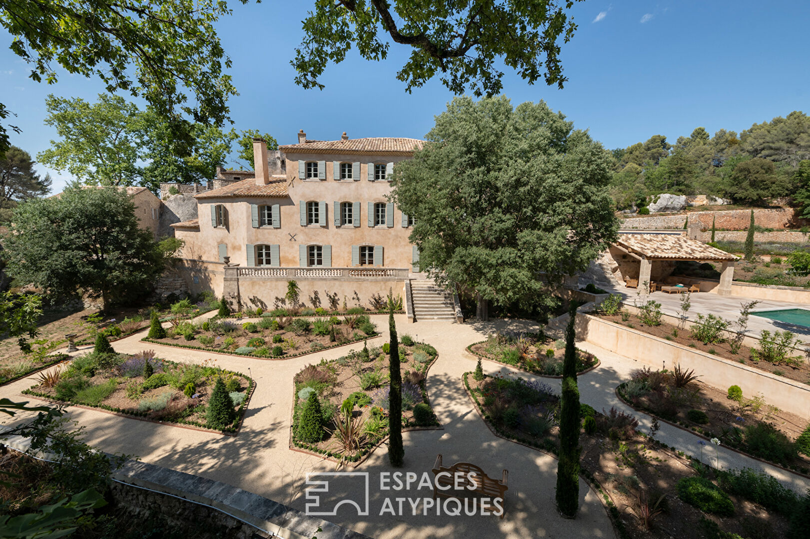 Bastide provençale du 18ème siècle avec jardin