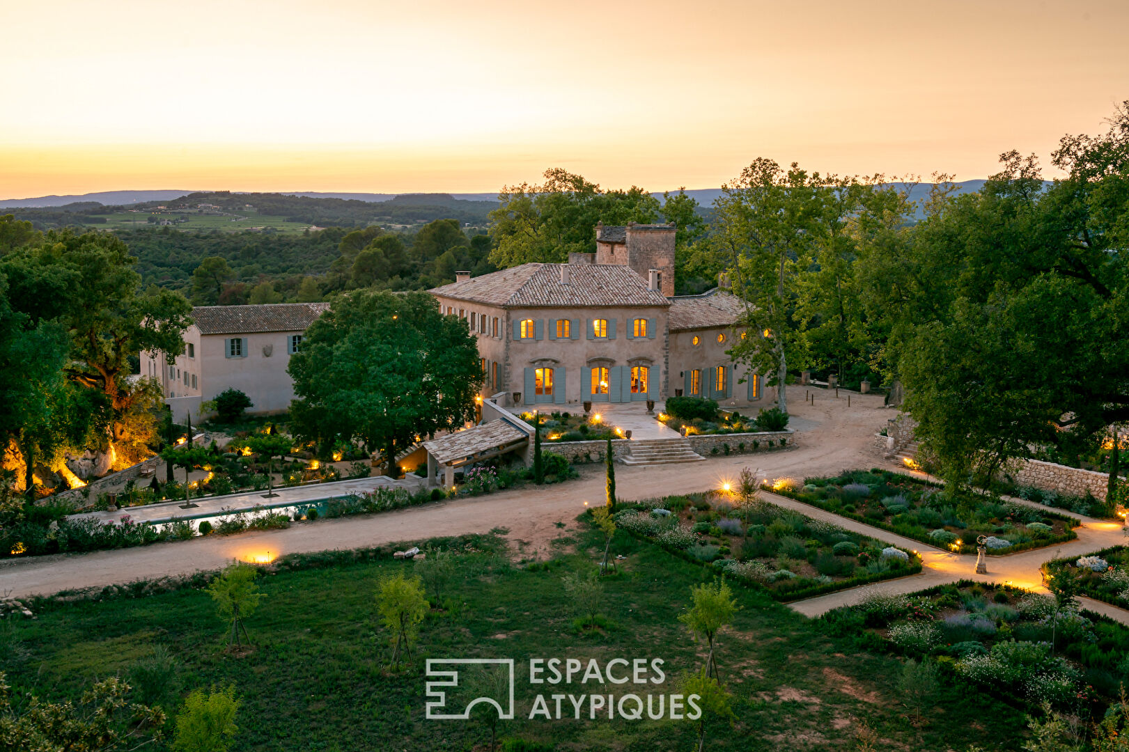 Bastide provençale du 18ème siècle avec jardin