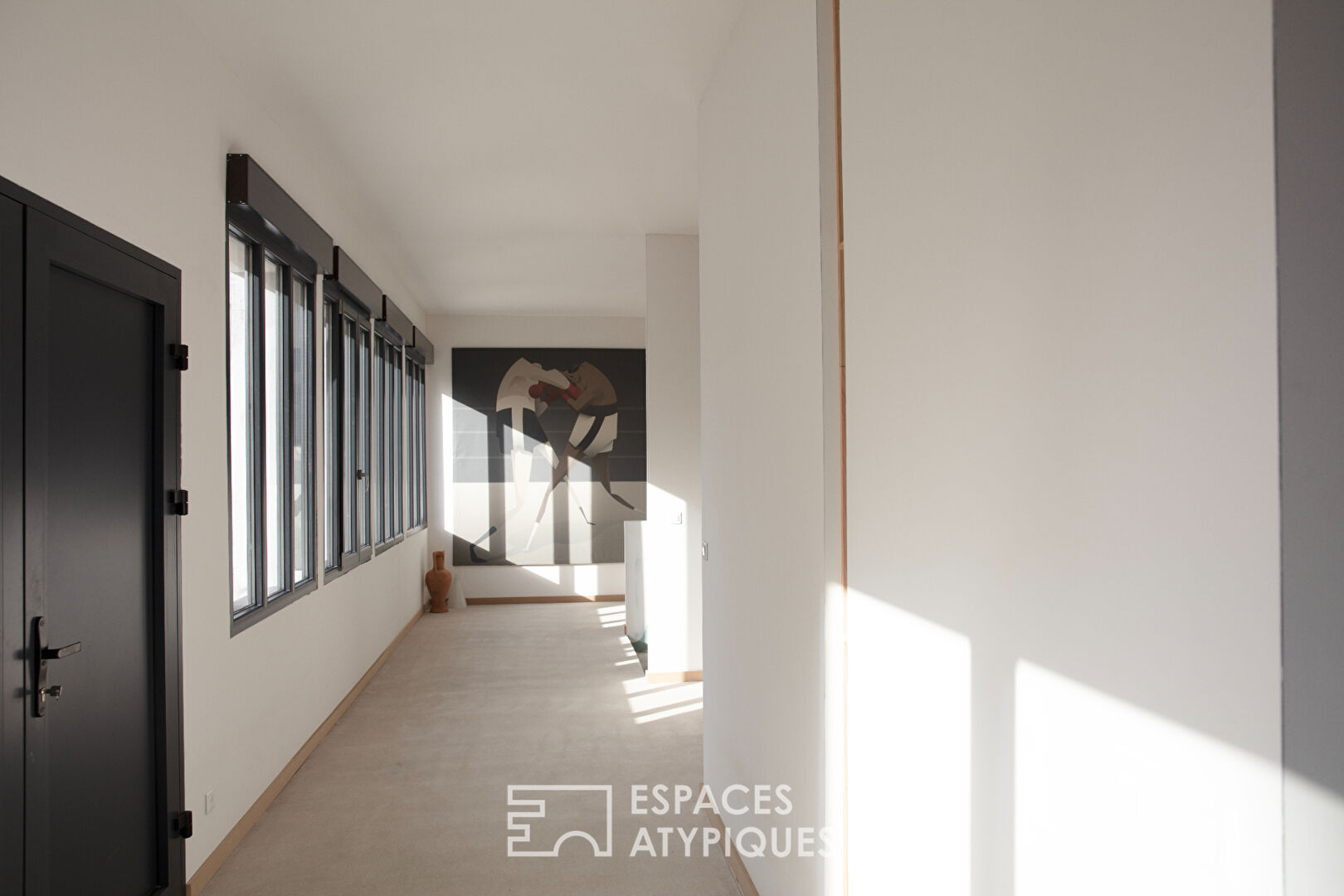Maison épurée dans une ancienne école