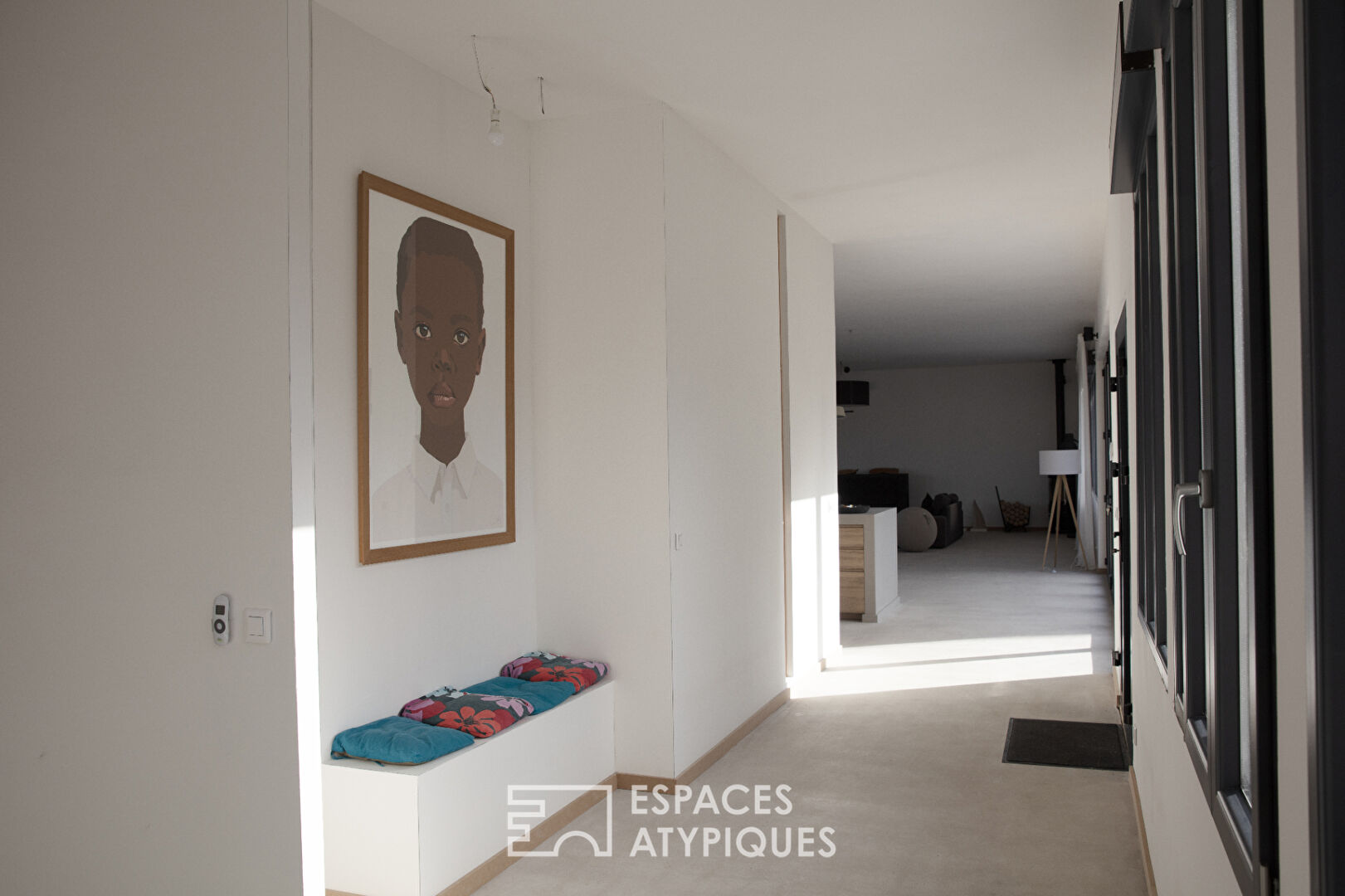 Maison épurée dans une ancienne école