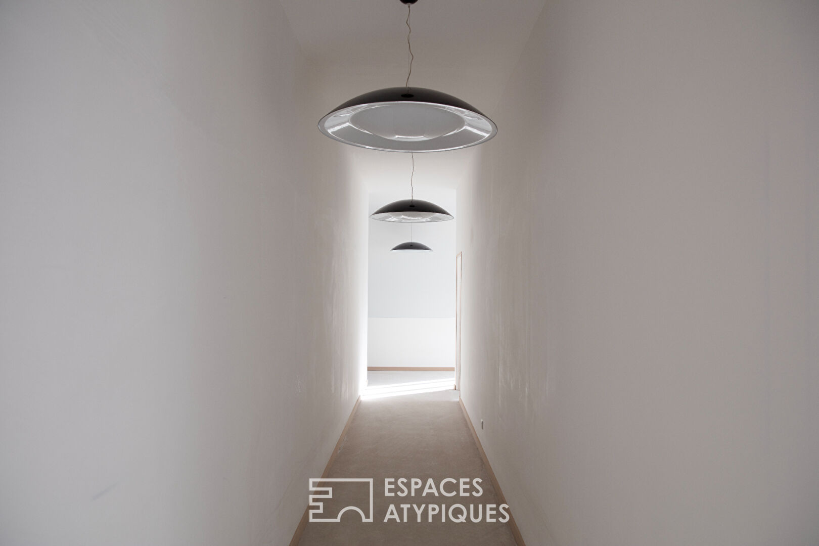 Maison épurée dans une ancienne école