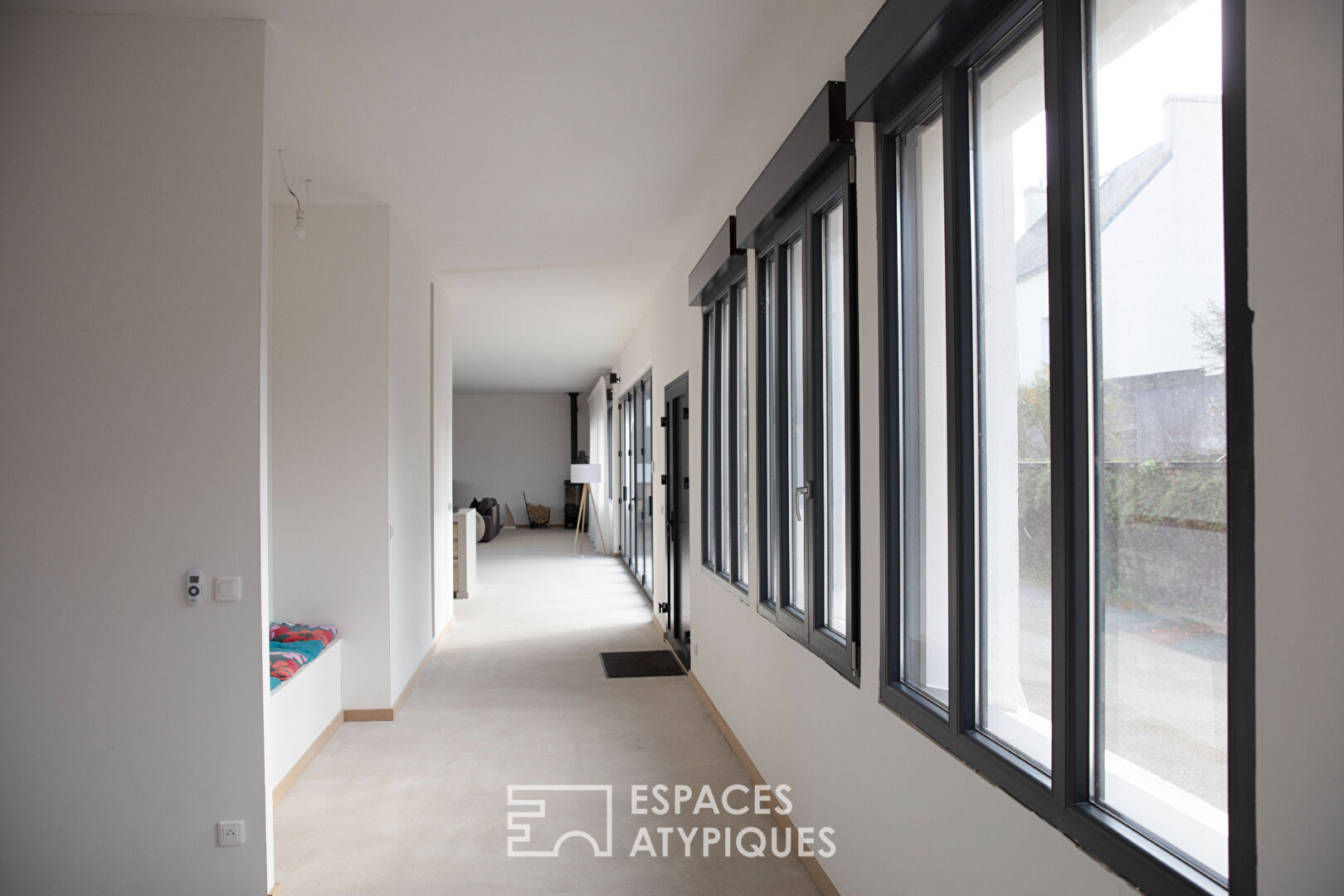 Maison épurée dans une ancienne école