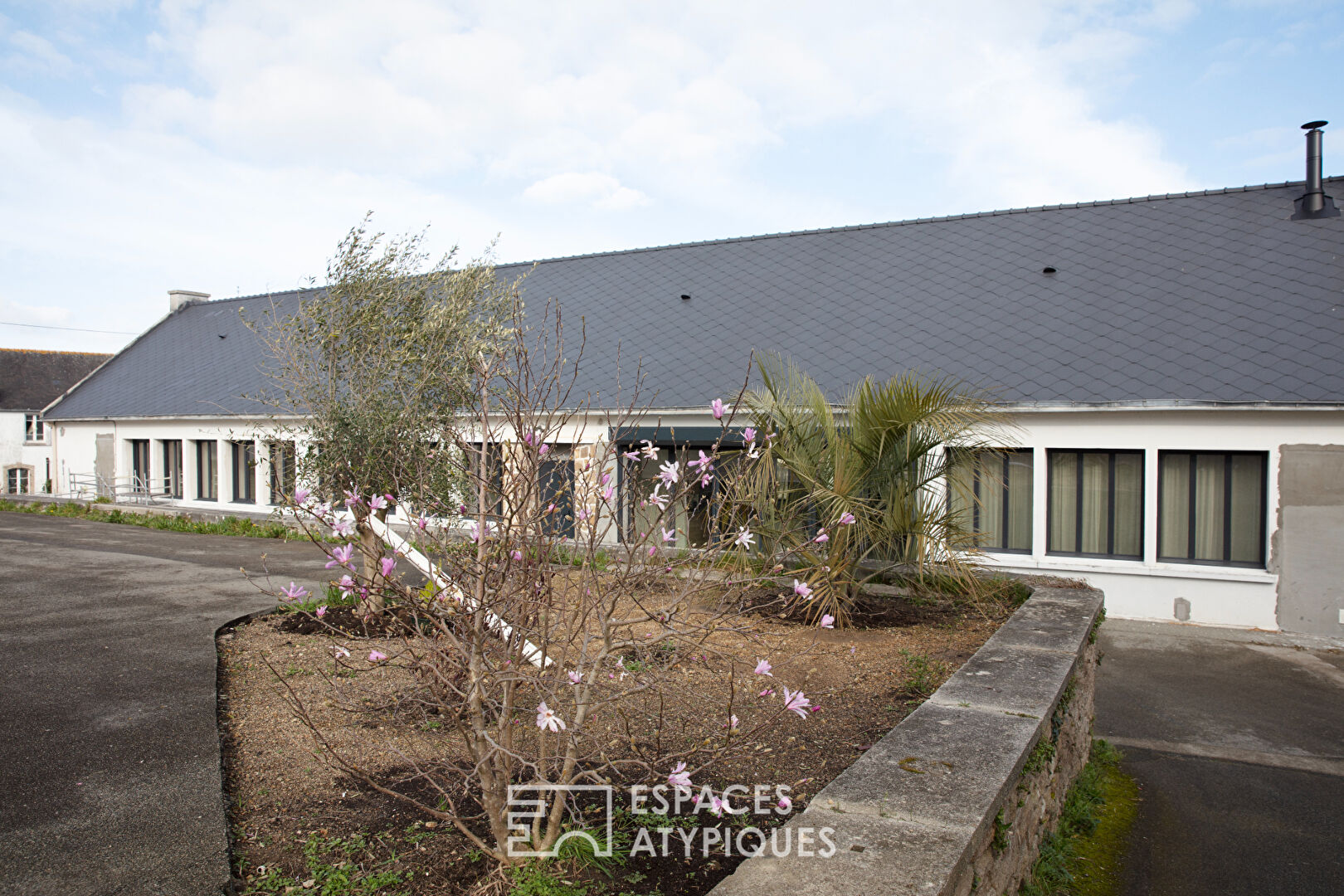 Maison épurée dans une ancienne école