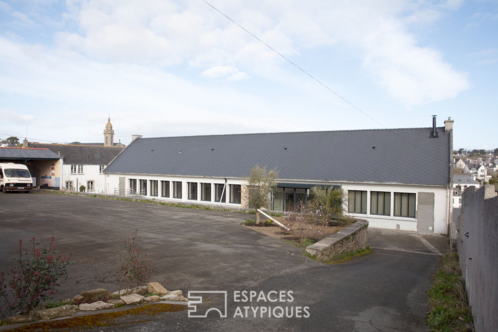 Maison épurée dans une ancienne école