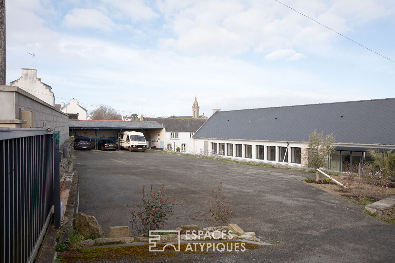 Maison épurée dans une ancienne école