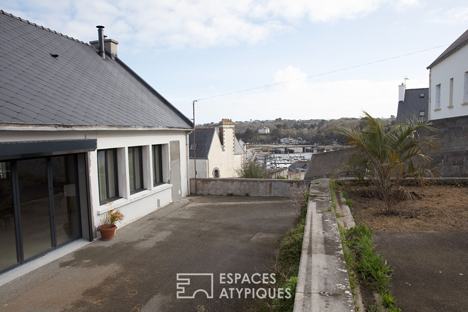 Maison épurée dans une ancienne école