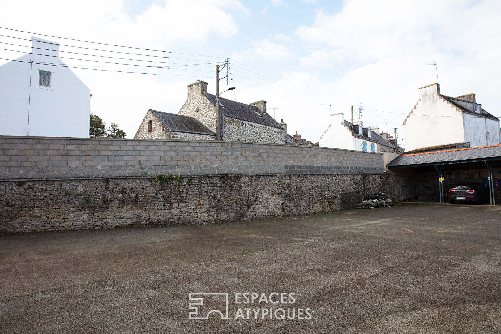 Maison épurée dans une ancienne école