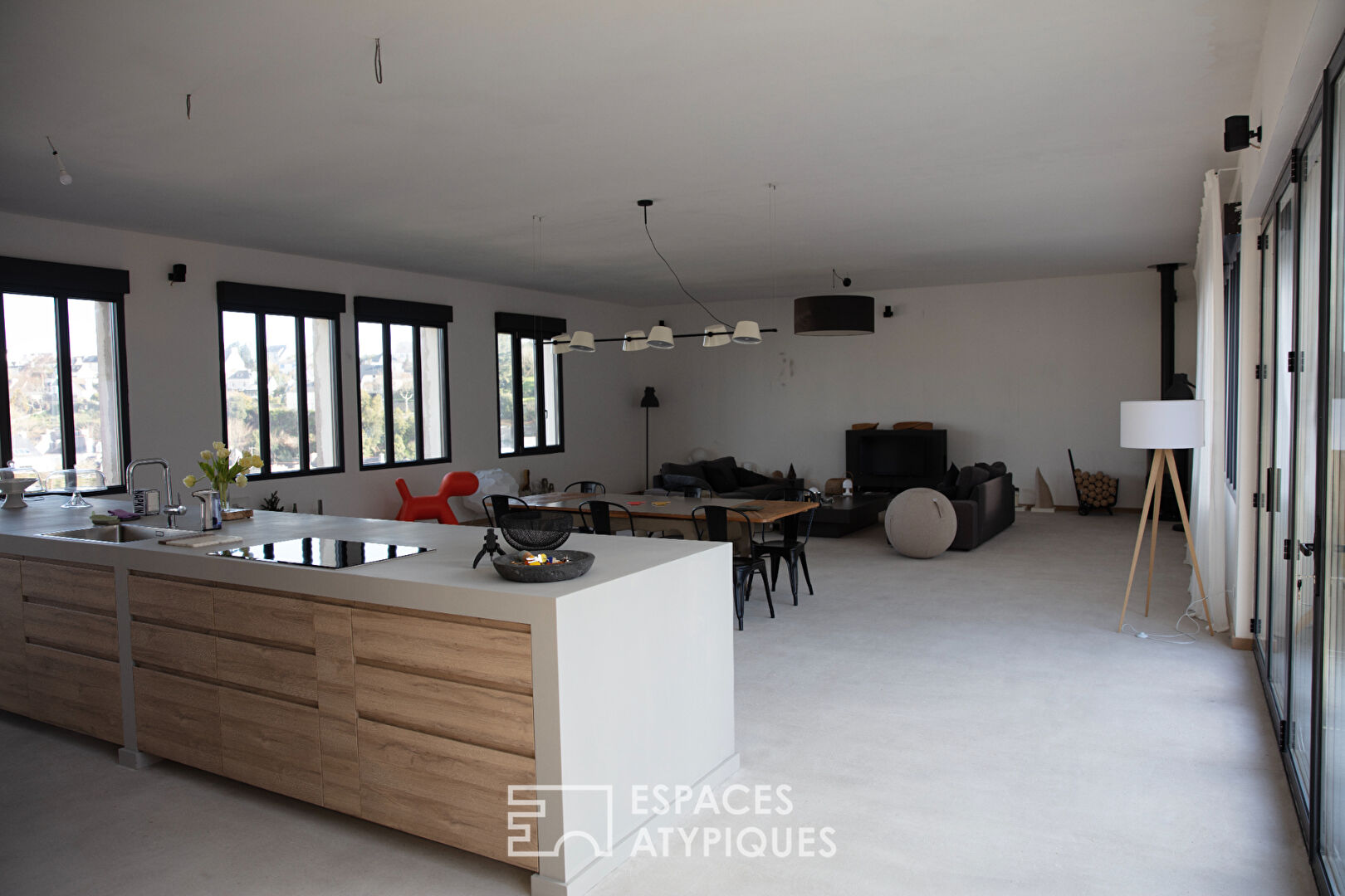 Maison épurée dans une ancienne école