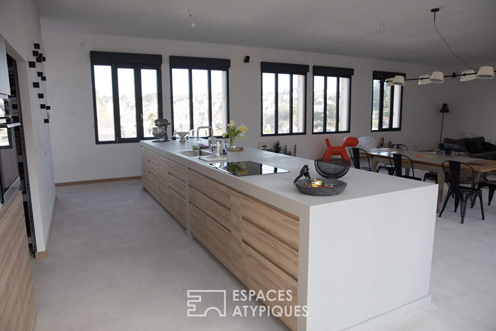 Maison épurée dans une ancienne école