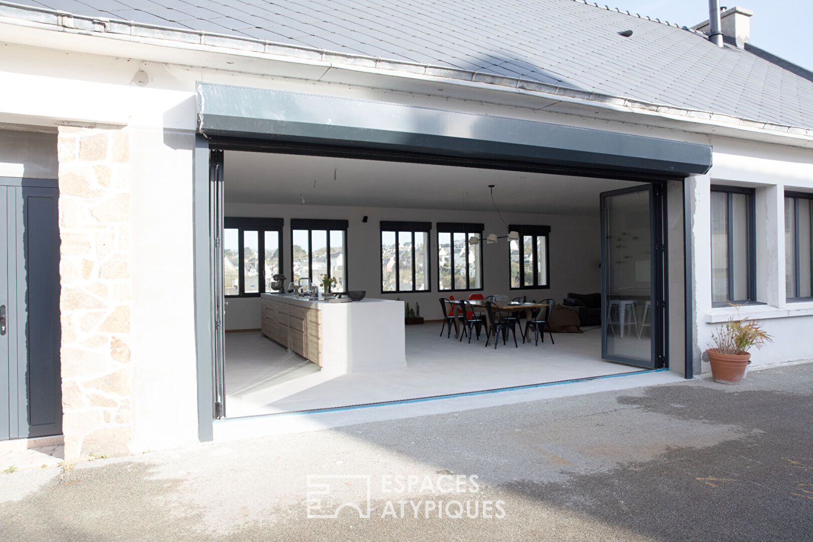 Maison épurée dans une ancienne école
