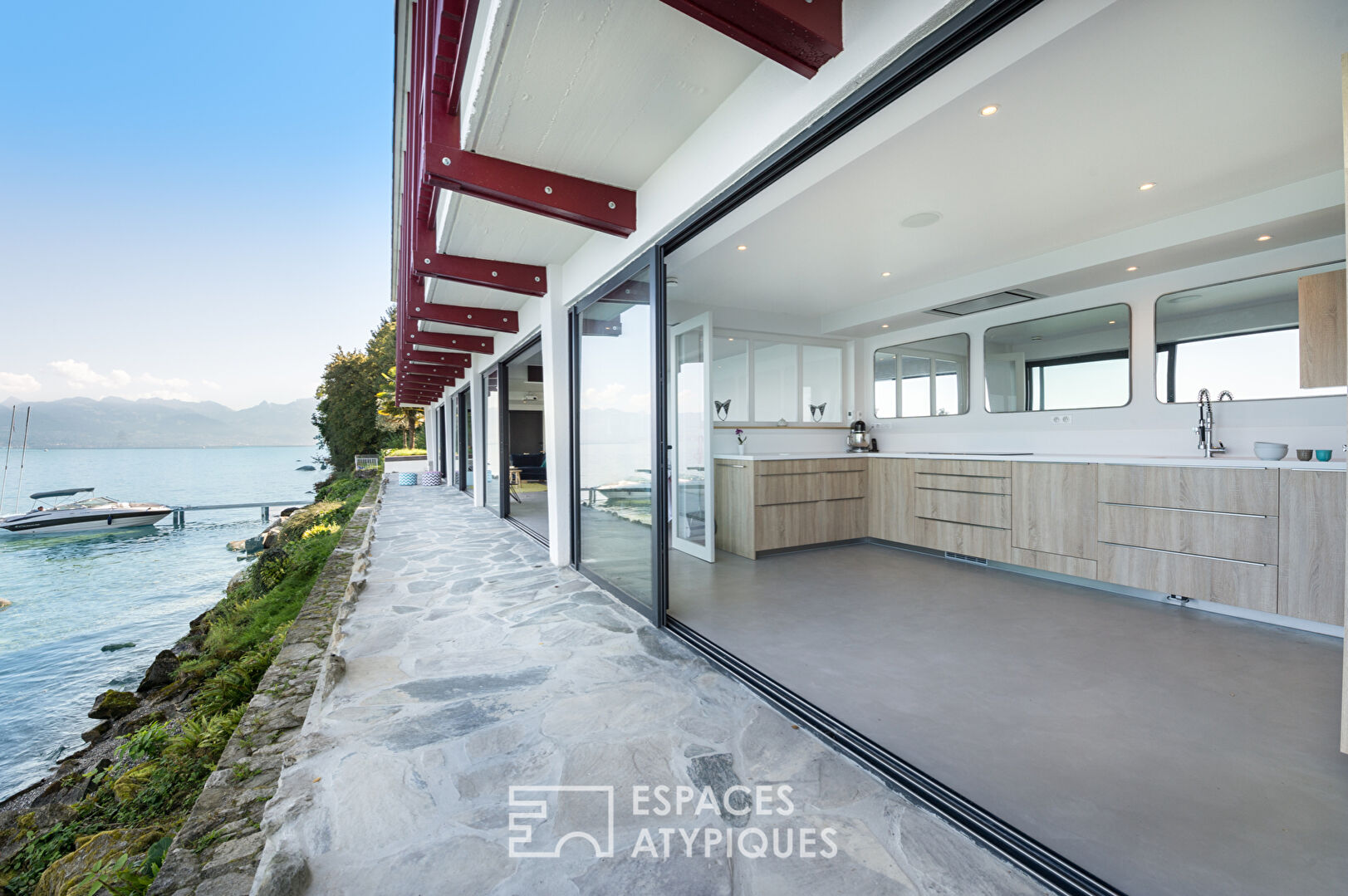 Contemporary house by the lake